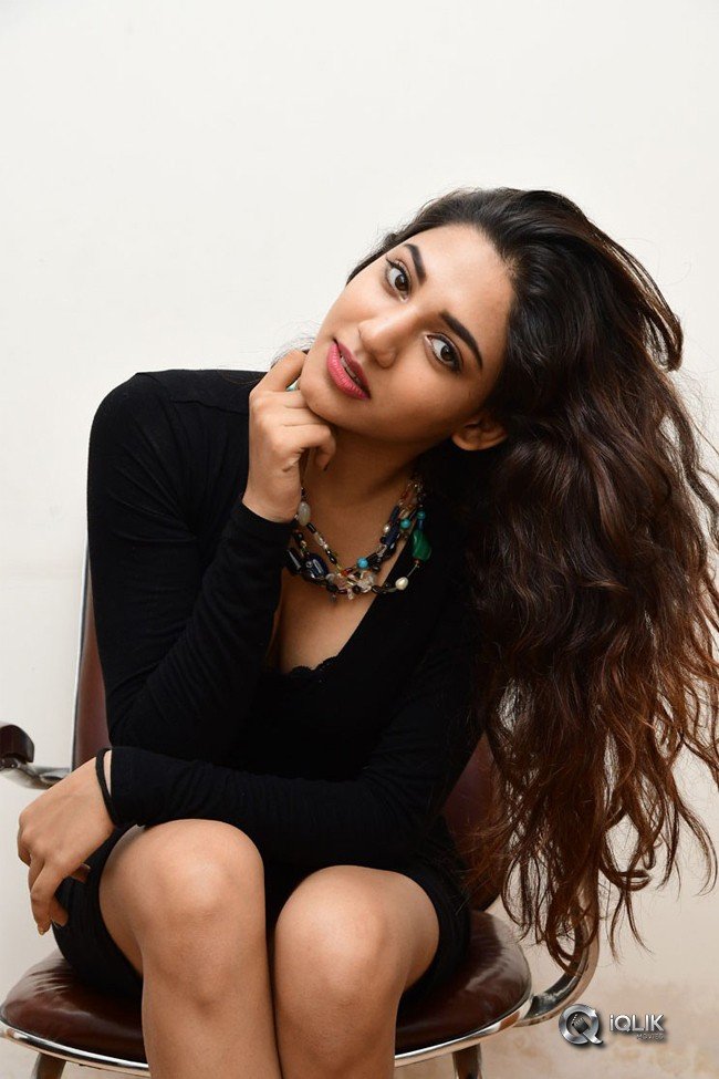 Sonakshi-Singh-Hot-Pics